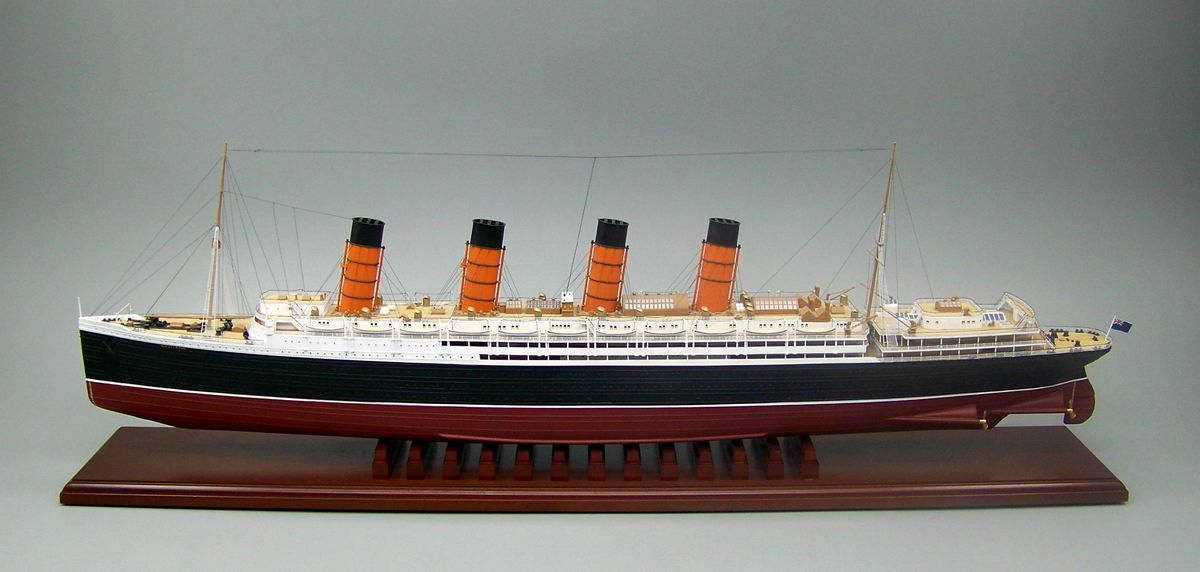 ルシタニア RMS LUSITANIA 精密模型大型木製ハンドメイド客船モデル 台座付き　ウッドマンクラブ